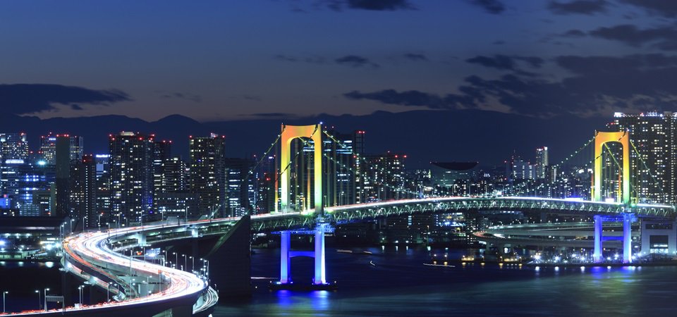 Tokyo_downtown_at_night_with_Rainbow_Bridge